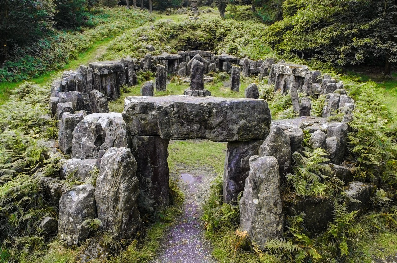 Antike Druidensteine in einer grasbewachsenen Landschaft