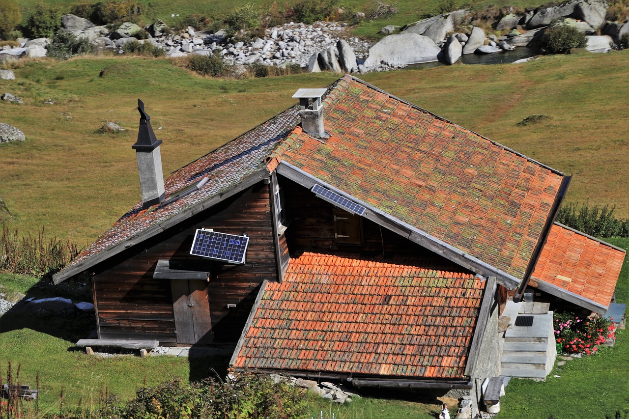 Haus in den Bergen mit kleiner PV Anlage