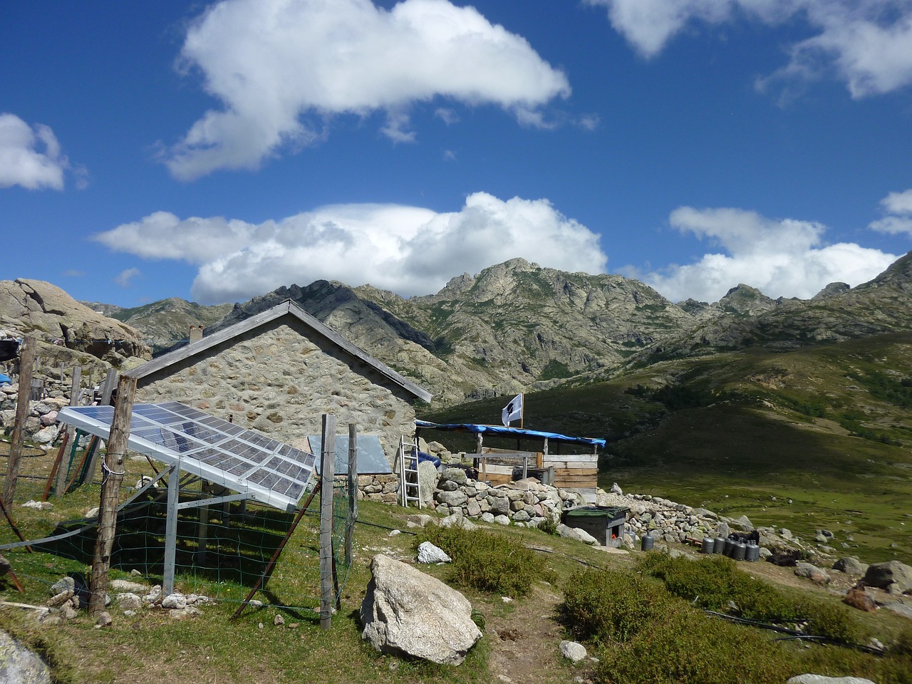 Blick auf die PV-Anlage einer Hütte in den Bergen